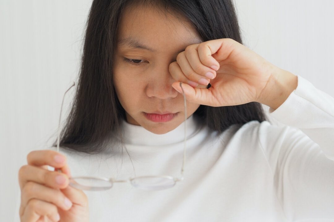 Floaters are spots that you may see in your vision from time to time. (jaojormami/Shutterstock)