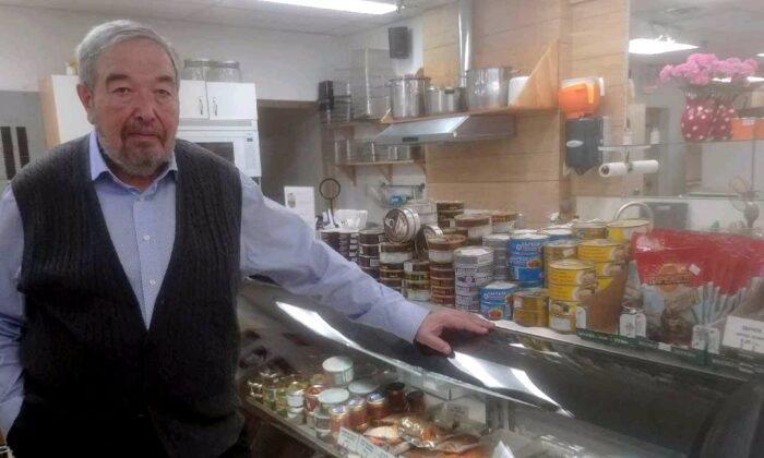 不列颠哥伦比亚省高贵林市 Euro Food Tri-City 的老板 Grigori Khaskin 在他的商店里。  （杰夫桑德斯/纳闻）