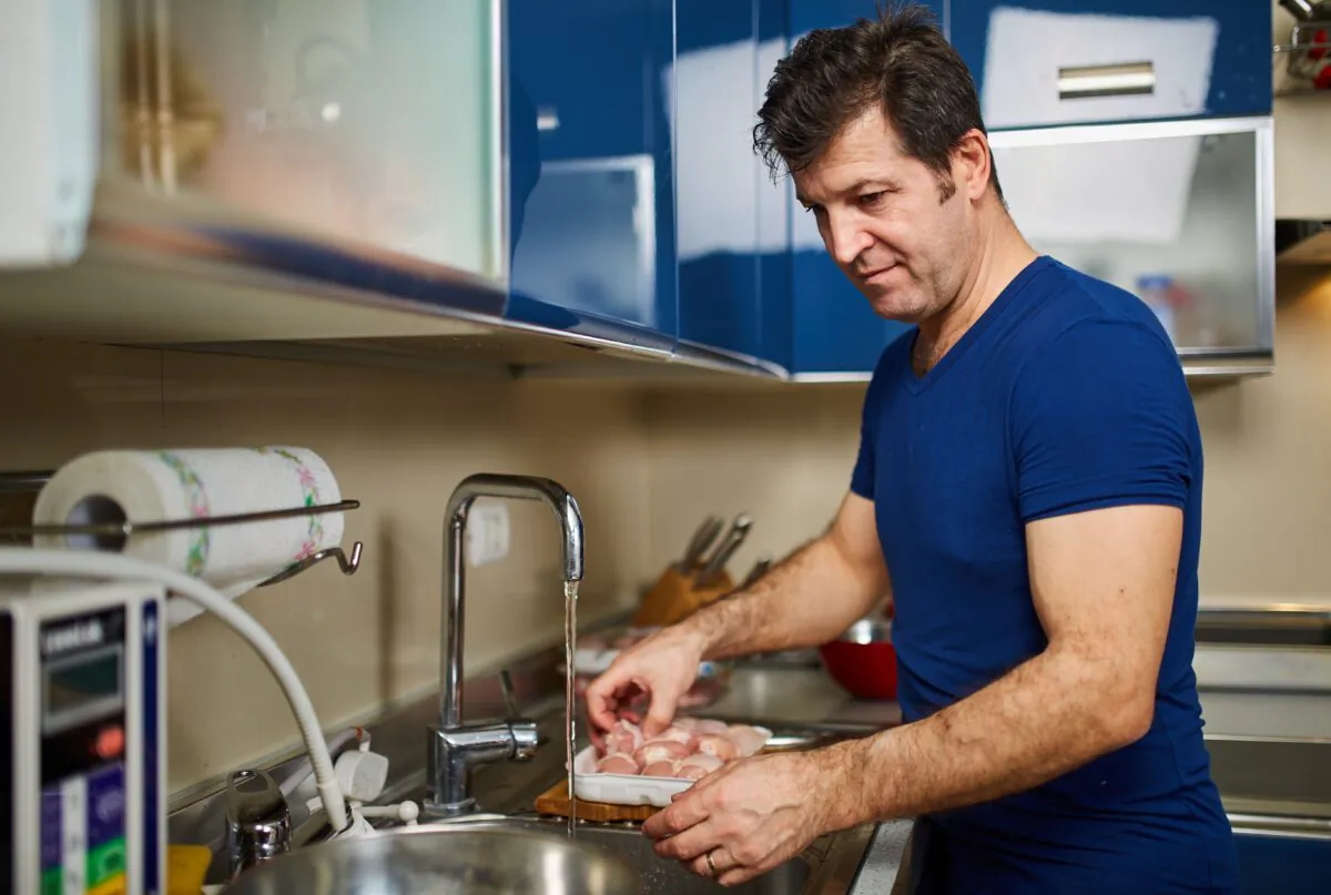 Splashes from washing chicken can spread chicken juices onto your kitchen surfaces. (Slatan/Shutterstock)