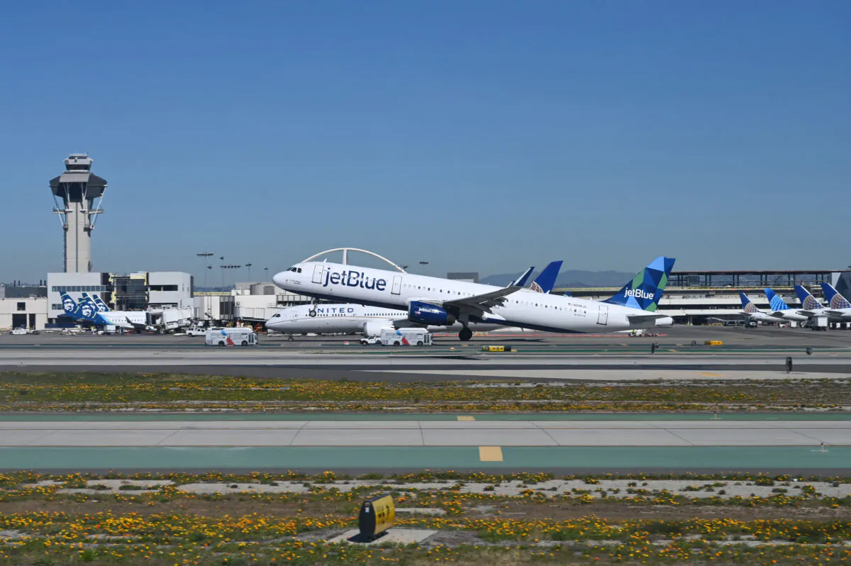 A JetBlue Airways Airbus A321 takes off from Los Angeles International Airport (LAX), in Los Angeles, on Feb. 19, 2022. (Daniel Slim/AFP/Getty Images/TNS)