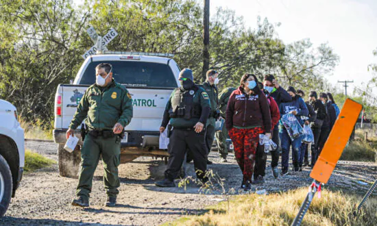 Texas Mayor Joins Chorus Urging Biden to Reverse Plan to End Title 42