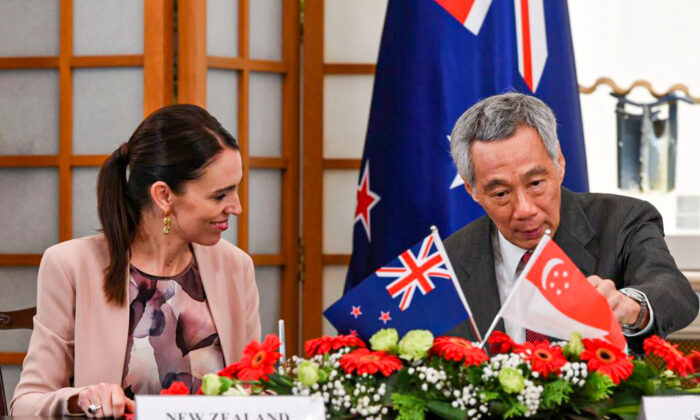 New Zealand Prime Minister Jacinda Ardern (L) and her Singaporean counterpart Lee Hsien Loong attend a MOU signing ceremony at the Istana Presidential palace in Singapore on May 17, 2019. (Roslan Rahman/AFP via Getty Images)