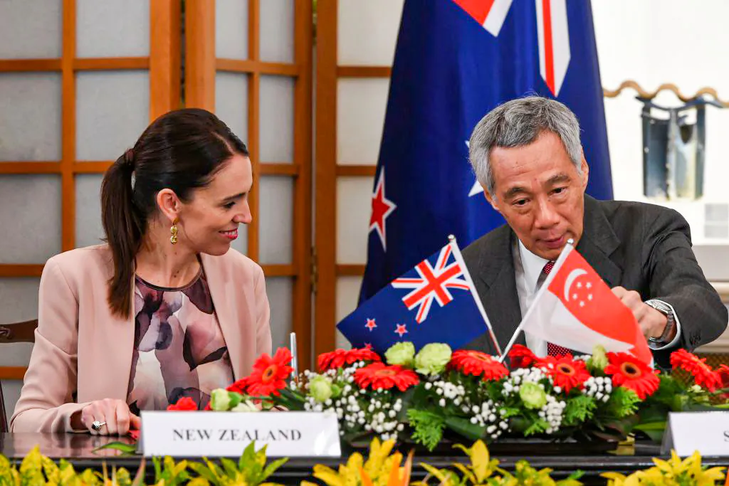 New Zealand Prime Minister Jacinda Ardern (L) and her Singaporean counterpart Lee Hsien Loong attend a MOU signing ceremony at the Istana Presidential palace in Singapore on May 17, 2019. (Roslan Rahman/AFP via Getty Images)