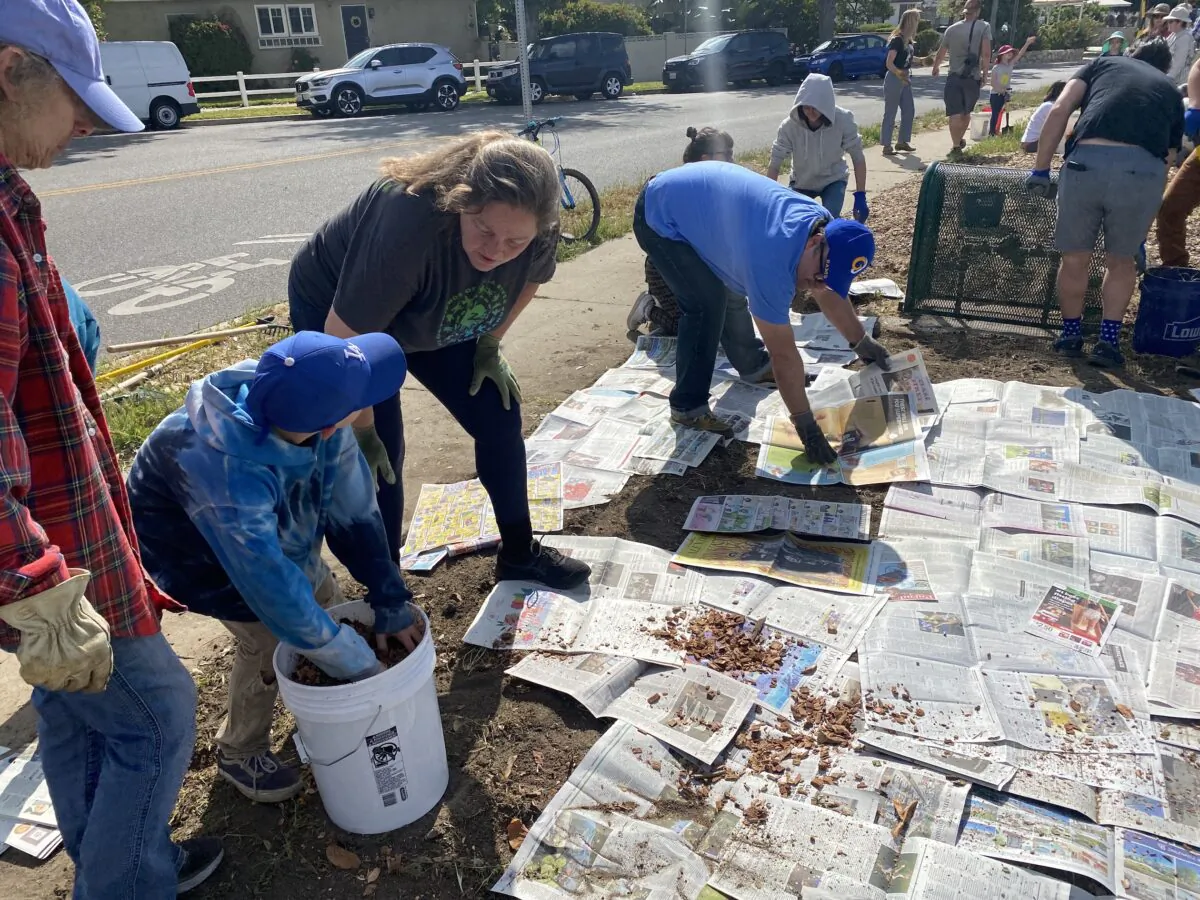 Volunteers came out to Burbank’s first community garden site at the corner of Chandler Boulevard and Pass Avenue in Burbank, Calif., on April 16, 2022. (Jill McLaughlin/The Epoch Times)