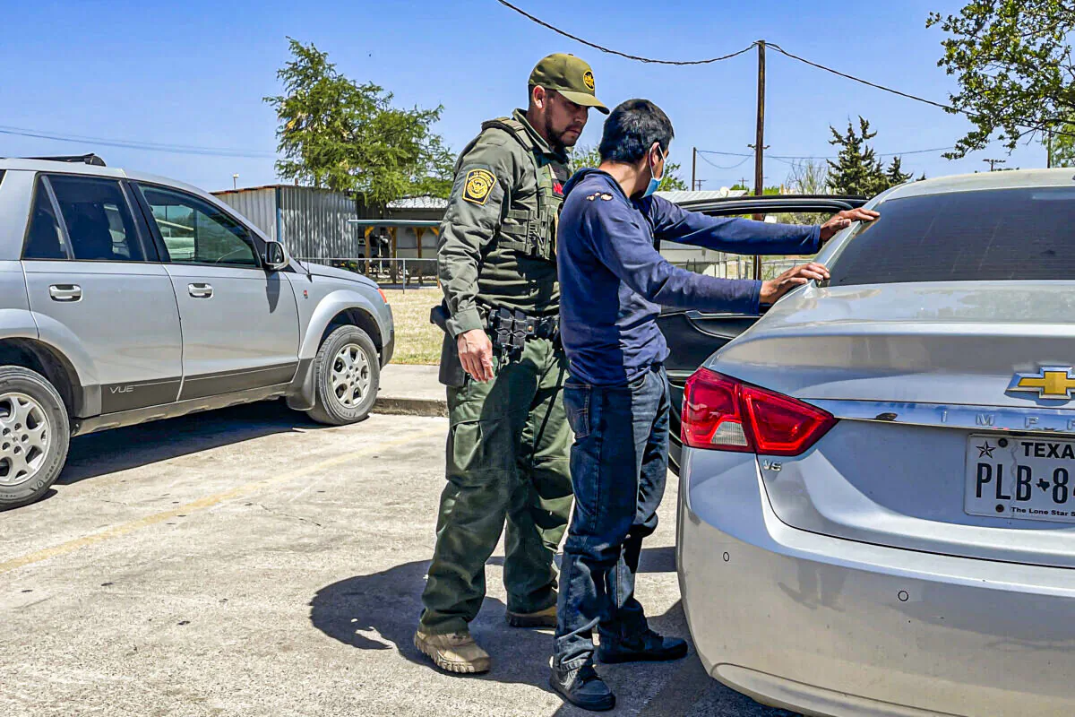 Border Patrol agents pick up four illegal aliens from Mexico after local deputies intercept their smuggling vehicle, in Brackettville, Texas, on April 8, 2022. (Charlotte Cuthbertson/The Epoch Times)