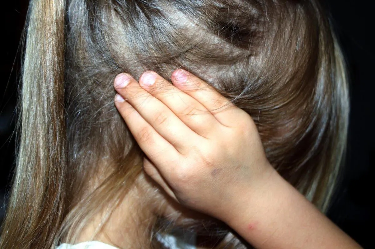 A girl covering her ears.(Counselling/Pixabay)