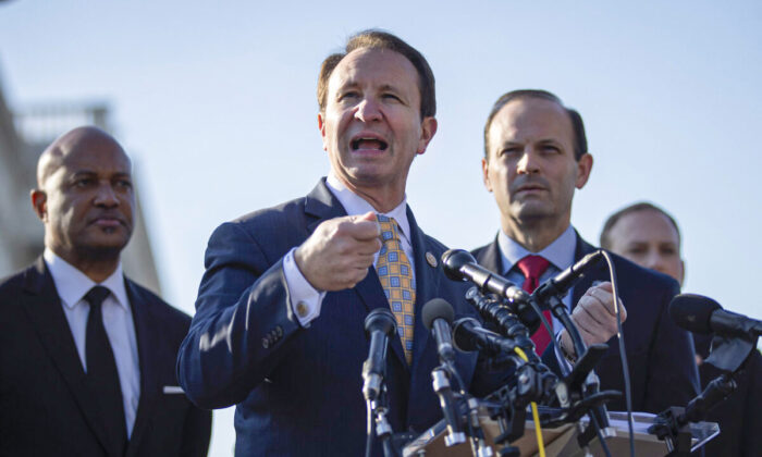 Louisiana Attorney General Jeff Landry (C)  speaks during a press conference at the U.S. Capitol in Washington, on Jan. 22, 2020. (Drew Angerer/Getty Images)