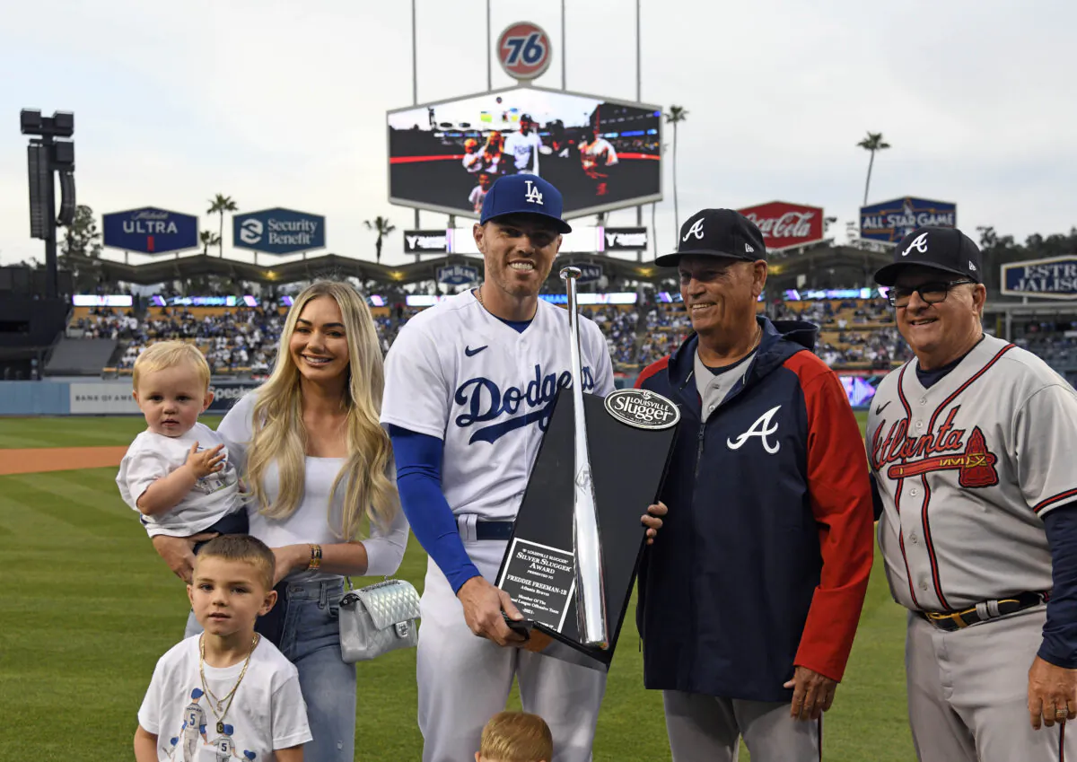 Freddie Freeman #5 of the Los Angeles Dodgers gets his 2021 Silver Slugger Award with his family, manager Brian Snitker #43 and hitting coach Kevin Seitzer #26 of the Atlanta Braves looking on prior to the start of the game at Dodger Stadium, in Los Angeles, Calif., on April 18, 2022. (Kevork Djansezian/Getty Images)