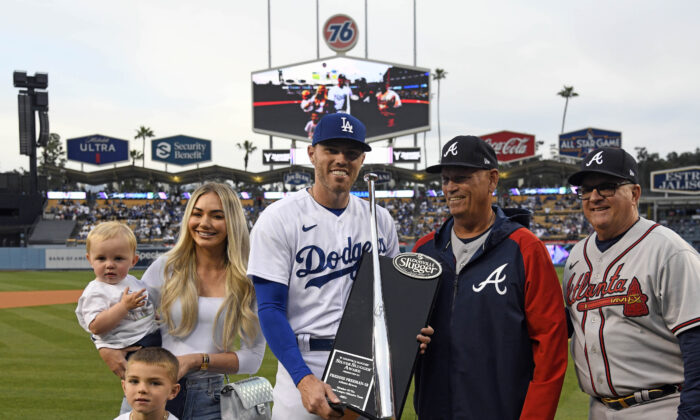 Freddie Freeman #5 of the Los Angeles Dodgers gets his 2021 Silver Slugger Award with his family, manager Brian Snitker #43 and hitting coach Kevin Seitzer #26 of the Atlanta Braves looking on prior to the start of the game at Dodger Stadium, in Los Angeles, Calif., on April 18, 2022. (Kevork Djansezian/Getty Images)