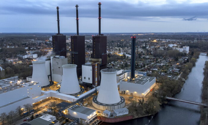 2022 年 3 月 30 日，蒸汽离开德国柏林 Lichterfelde 燃气发电厂的冷却塔。（Michael Sohn/AP Photo）
