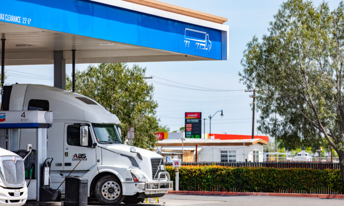2022 年 4 月 18 日，一辆半卡车在加利福尼亚州贝克斯菲尔德外加满柴油。（约翰·弗雷德里克斯/媒体时报）