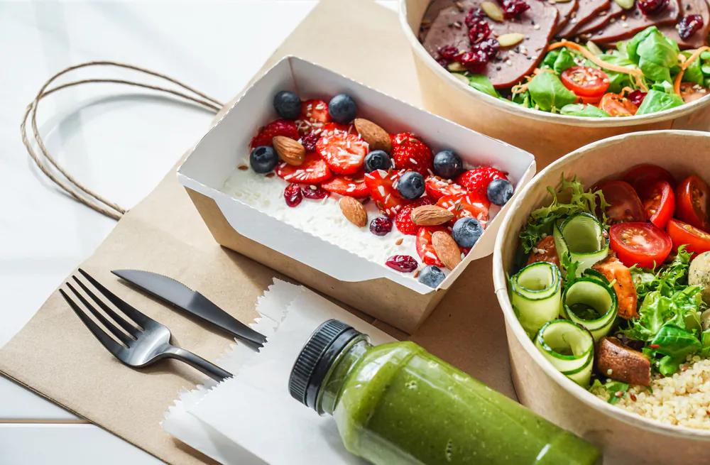 Does choosing healthier food options at fast food restaurants lead to better food choices? (Shutterstock)