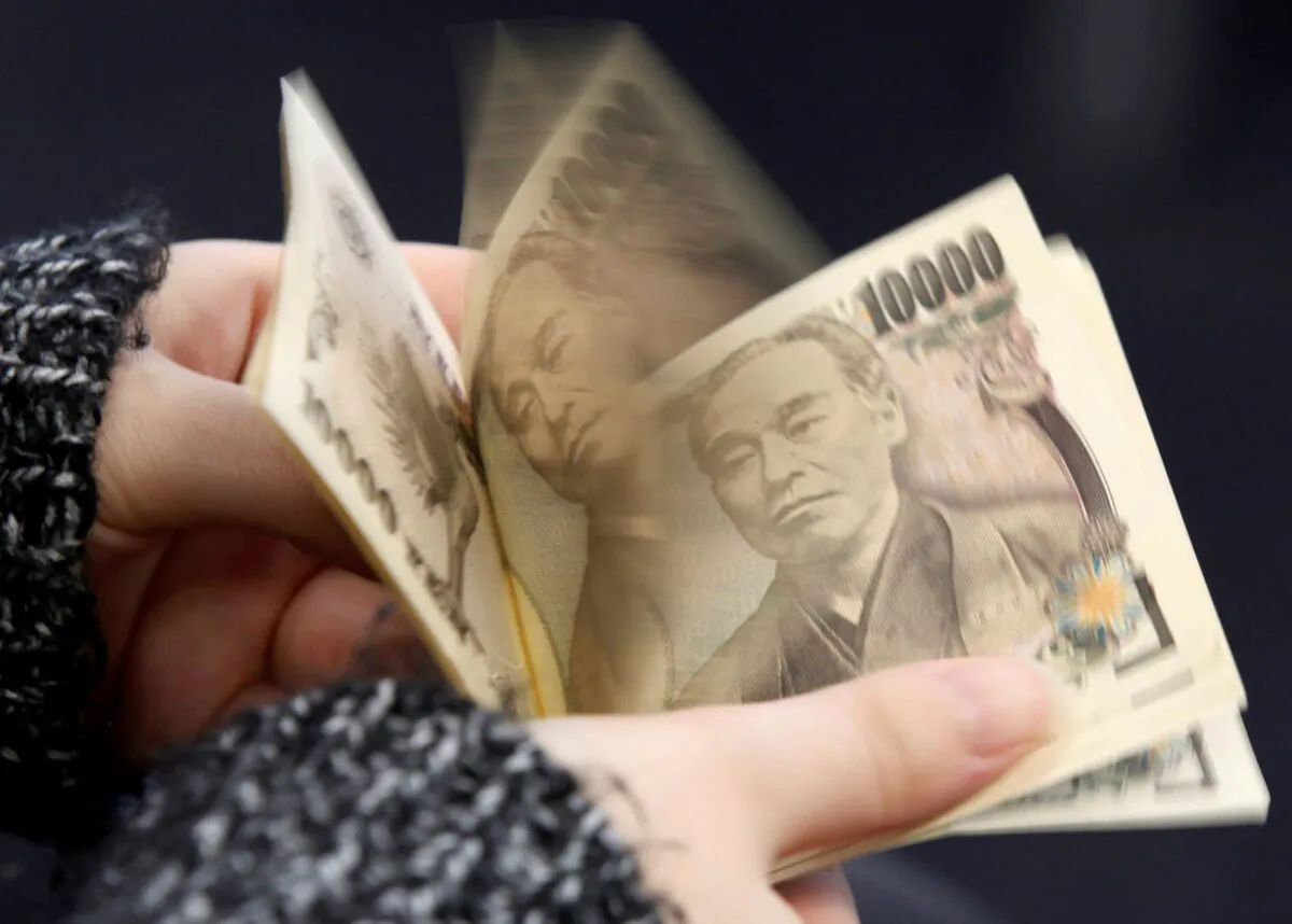 A woman counts Japanese 10,000 yen notes in Tokyo, in this picture on Feb. 28, 2013 (Shohei Miyano/Illustration/Reuters)