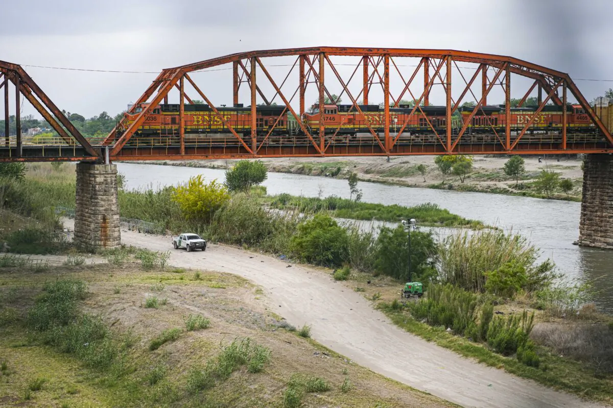 A Border Patrol truck sits next to the Rio Grande with Mexico on the right, across the river, from the Camino Real international bridge in Eagle Pass, Texas, on April 19, 2022. (Charlotte Cuthbertson/The Epoch Times)