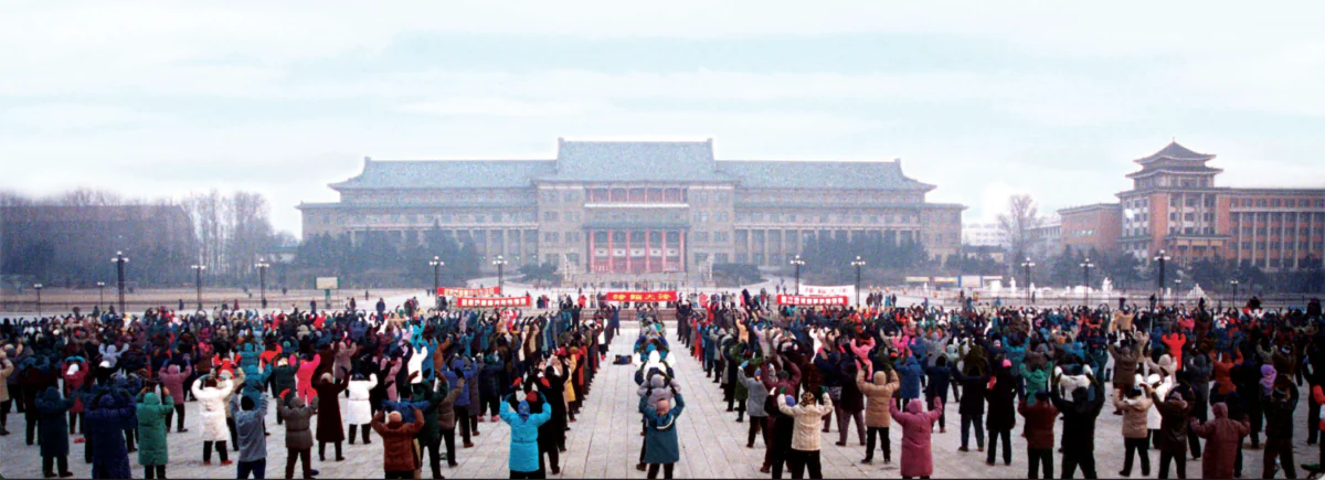 People gather at a park in Changchun, Jilin Province to practice Falun Gong in 1998, prior to the persecution (Courtesy of Minghui.org)