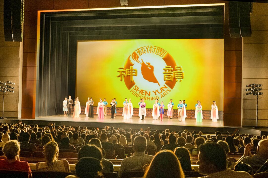 Shen Yun Performing Arts New Era Company's cutain call at Wagner Noël Performing Arts Center, Texas, on April 20, 2022. (Hailian Ma/The Epoch Times)