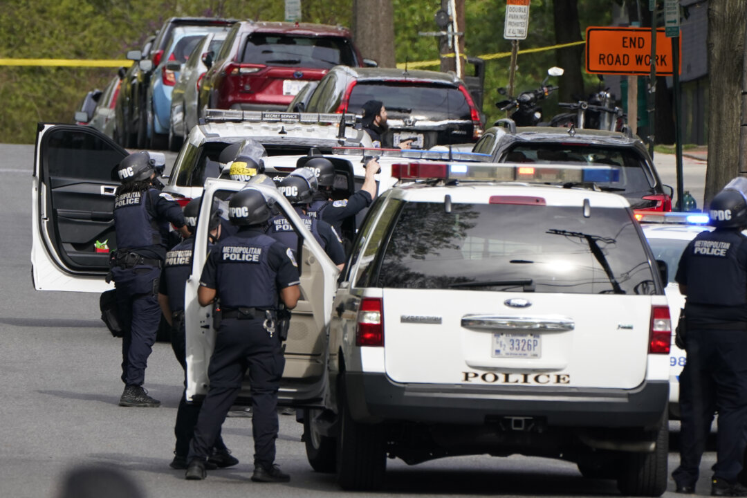 Suspect Found Dead After Shooting 4 in DC | The Epoch Times