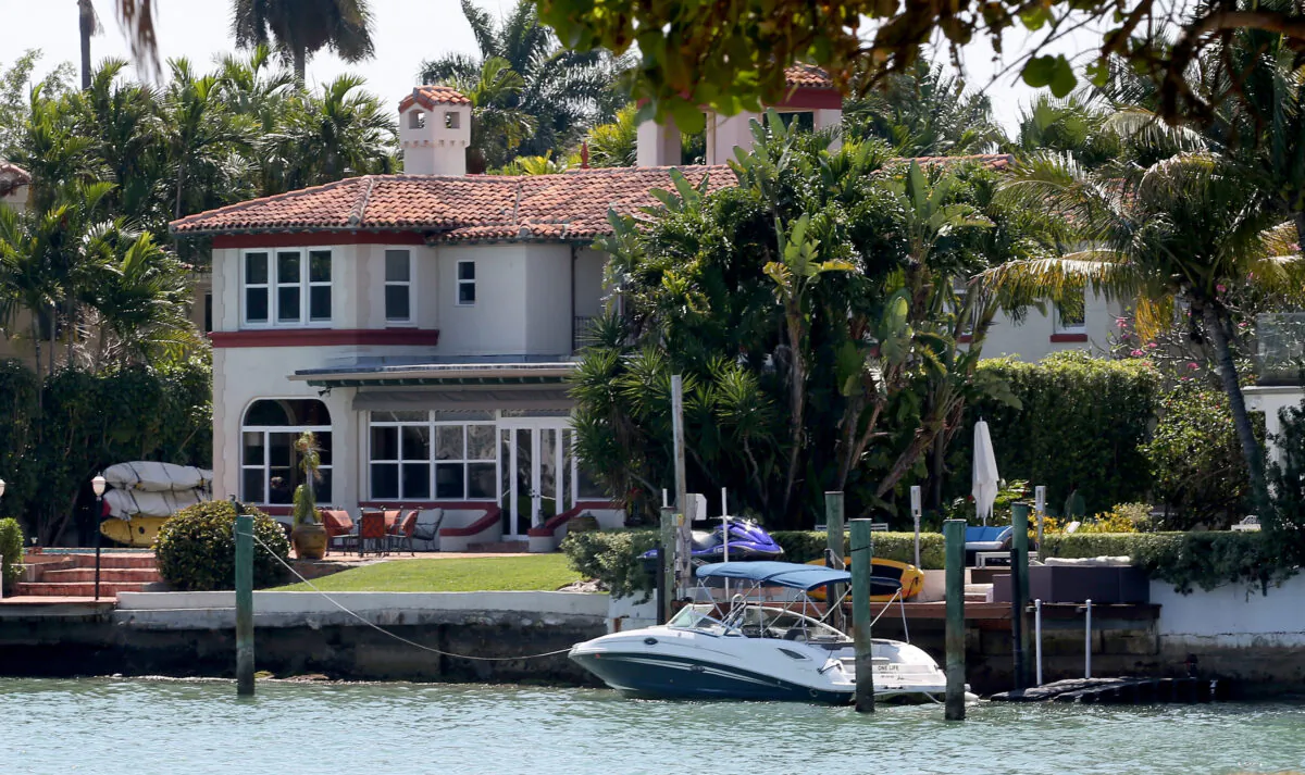 A single family home that is inside the FEMA maps special high risk flood hazard area is seen beside the waters of Biscayne Bay in Miami Beach, Florida on April 1, 2015. (Joe Raedle/Getty Images)