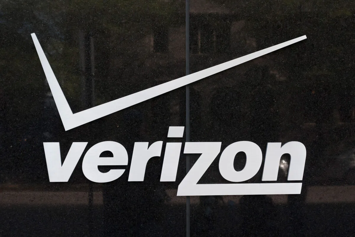 A Verizon sign outside of a store in Chicago, on April 20, 2017. (Scott Olson/Getty Images)