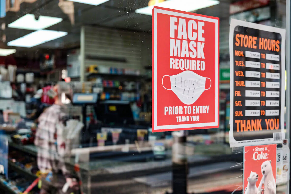 A sign on a door asks people to wear masks in downtown Philadelphia, Pennsylvania, on April 15, 2022. (Spencer Platt/Getty Images)