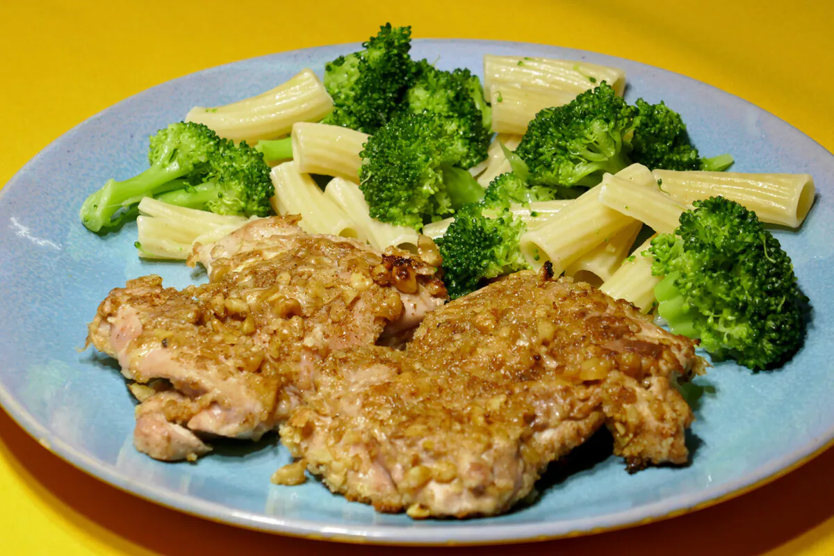 Walnut-crusted chicken. (Linda Gassenheimer/TNS)