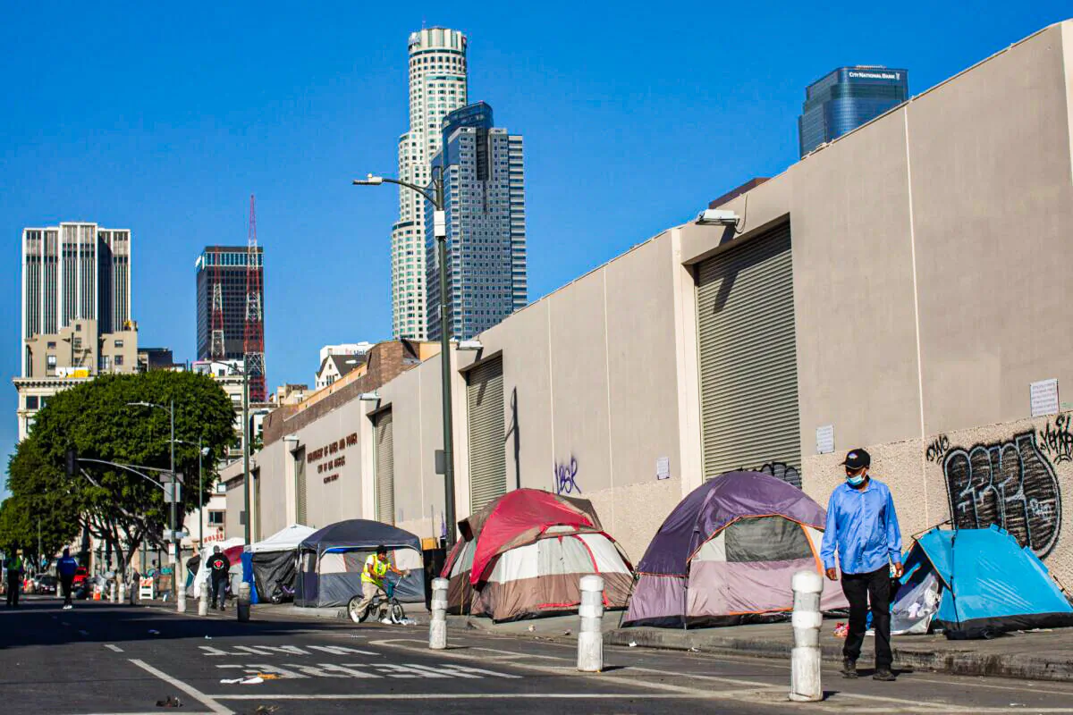 Tents are lined up on the sidewalk in front of the non-profit Midnight Mission's headquarters in Los Angeles on Nov. 25, 2021. (Apu Gomes/AFP via Getty Images)