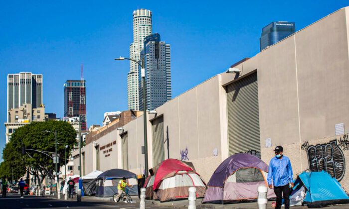 Tents are lined up on the sidewalk in front of the non-profit Midnight Mission's headquarters in Los Angeles on Nov. 25, 2021. (Apu Gomes/AFP via Getty Images)