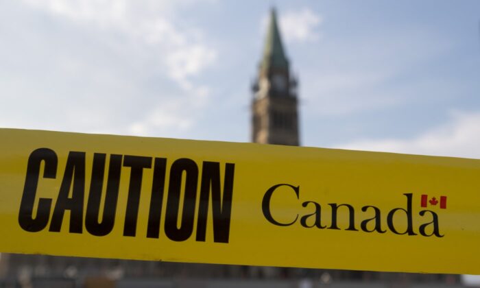 2020 年 7 月 7 日，渥太华国会山前草坪周围出现警告胶带。（加拿大新闻社/Adrian Wyld）