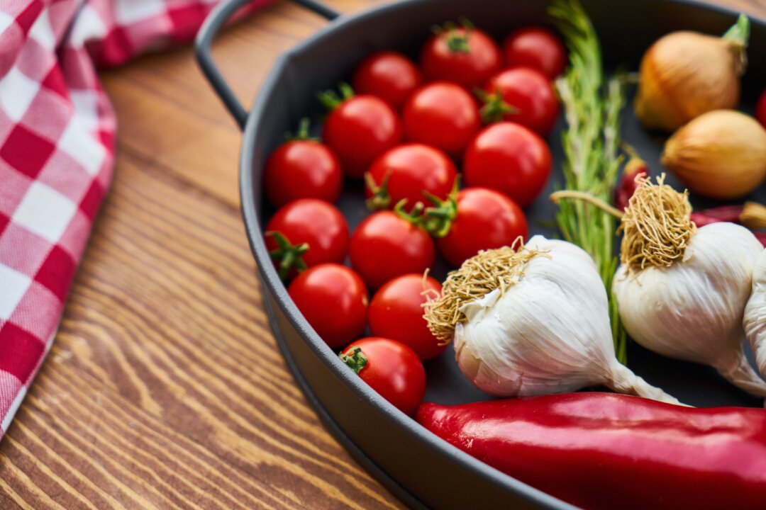 If you are interested in following a Mediterranean diet, the main “bullet points” are abundant amounts of antioxidant-rich fruits, vegetables, legumes, and whole grains (Photo by Engin Akyurt/Pexels)