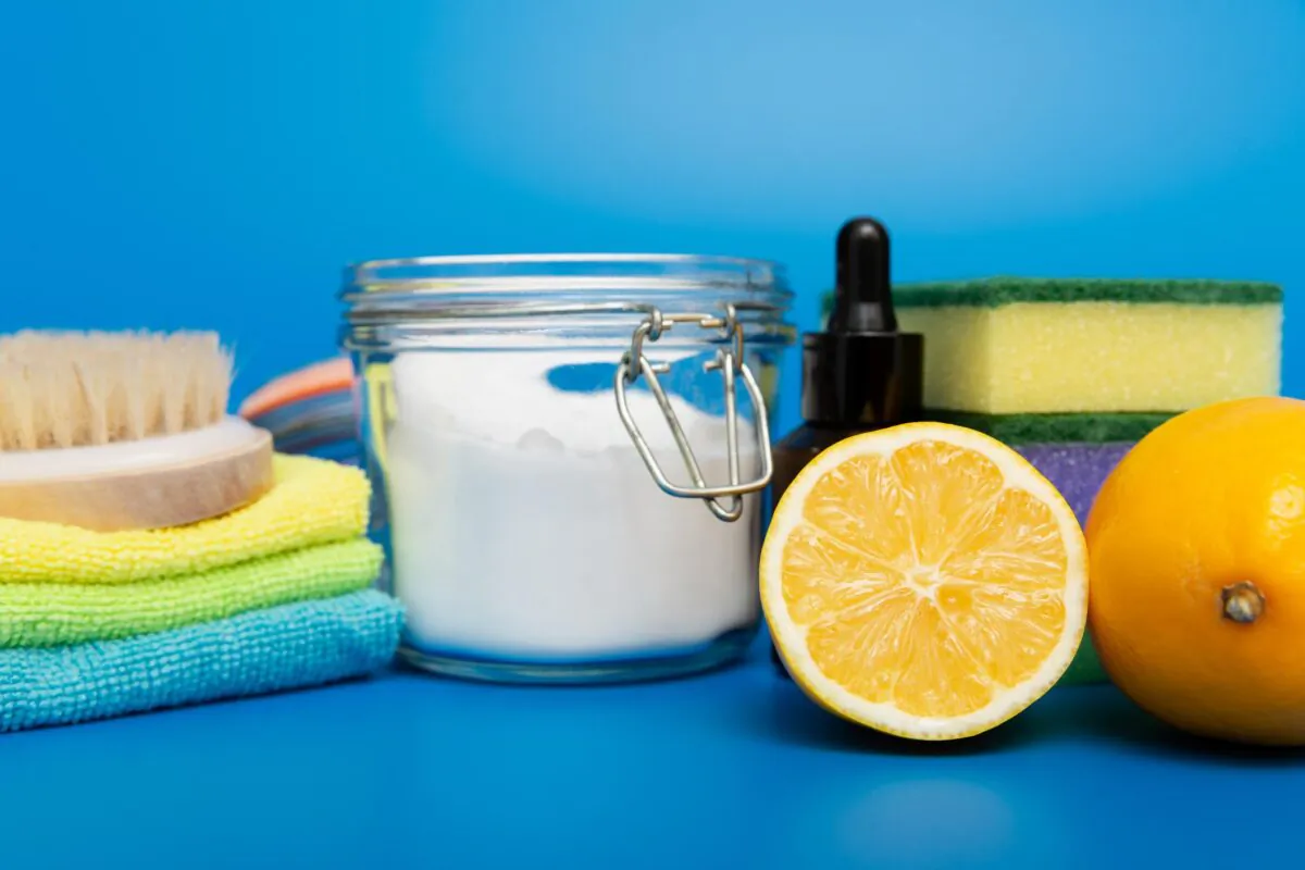 Baking soda cleaner.	(© Arturs Budkevics | Dreamstime.com)