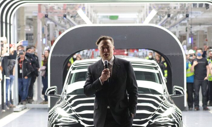 2022 年 3 月 22 日，特斯拉首席执行官埃隆·马斯克在德国格伦海德附近的新特斯拉电动汽车制造厂正式开业时发表讲话。（Christian Marquardt - Pool/Getty Images）