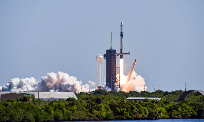 A SpaceX Falcon 9 rocket lifts off from launch complex 39A at Kennedy Space Center in Cape Canaveral, Fla., on April 8, 2022. (Red Huber/Getty Images)