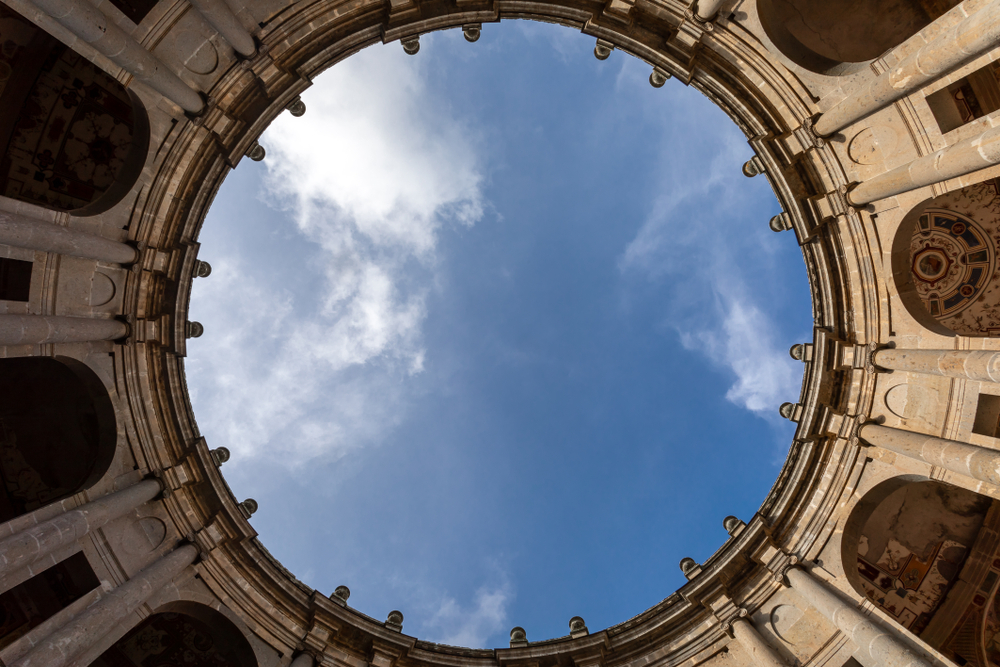 The diameter of the courtyard is 21 feet, the same as its height, creating harmonious proportions that can be sensed when in the space. The circular opening above, in ancient times called an oculus, frames a view to the heavens. (Claudio Bottoni/Shutterstock)