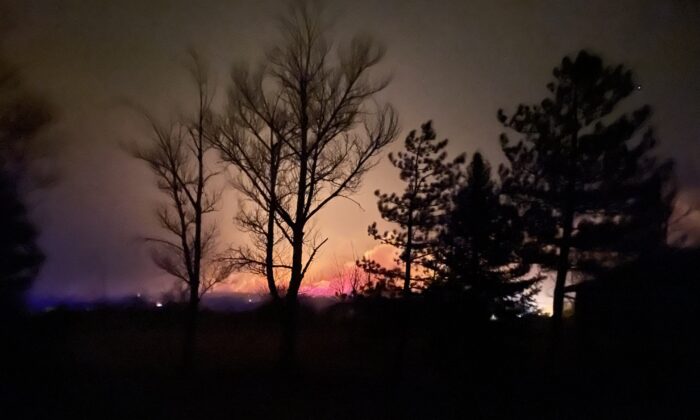 The Tunnel Fire continues burning 14 miles north of Flagstaff, Ariz., on April 18, as seen from a nearby resident's backyard. (Michelle Ryan photo)