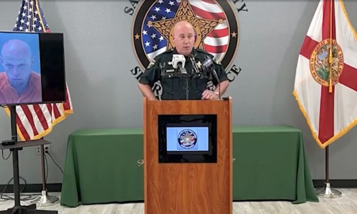 Santa Rosa County Sheriff Bob Johnson during a news conference on April 21 in Santa Rosa County, Florida. On the left of Johnson is a mugshot photo of suspect Brandon Joseph Harris. (Santa Rosa County Sheriff's Office/The Epoch Times)