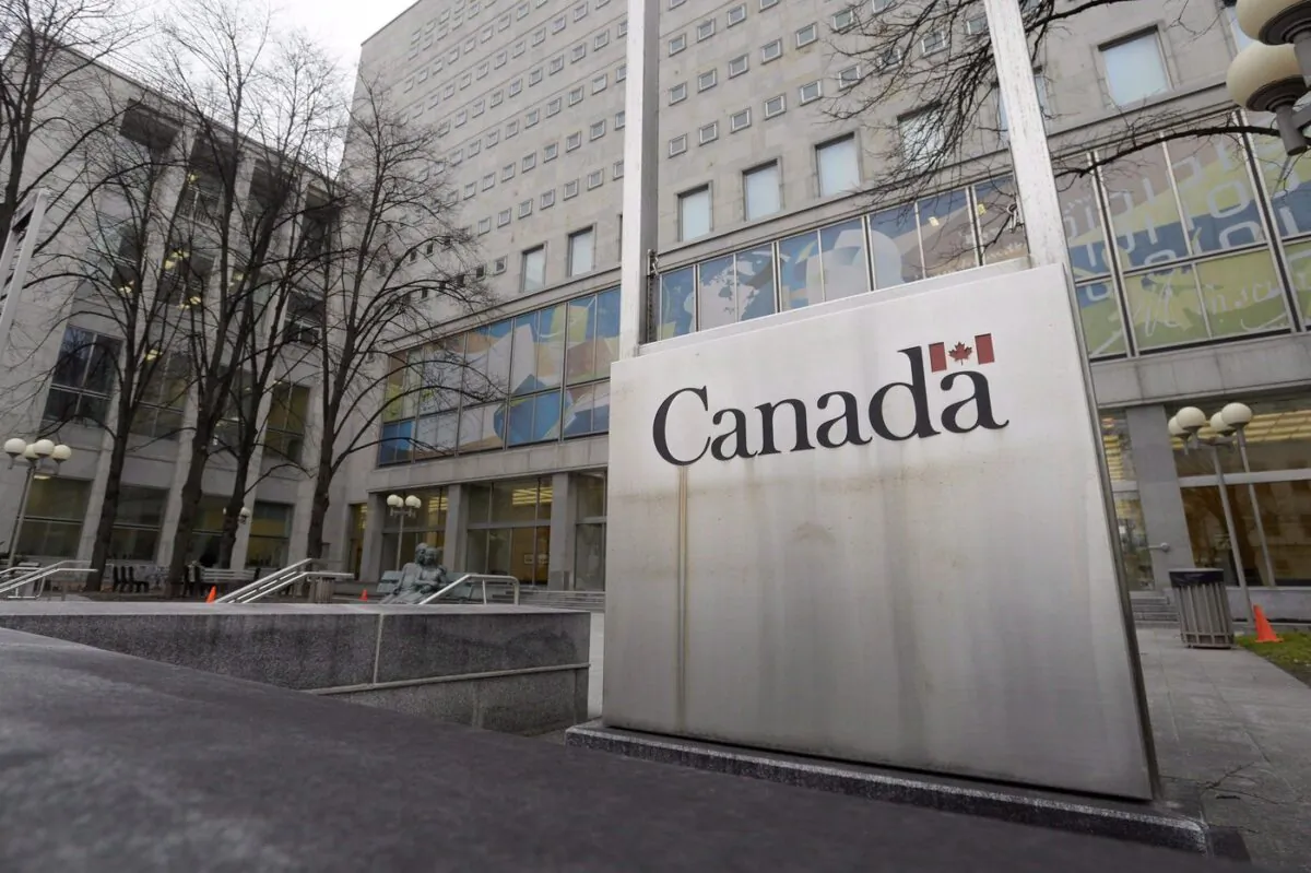 A Government of Canada sign sits in front of a Library and Archives Canada building next to Parliament Hill in Ottawa on November 25, 2014.(The Canadian Press/Adrian Wyld)