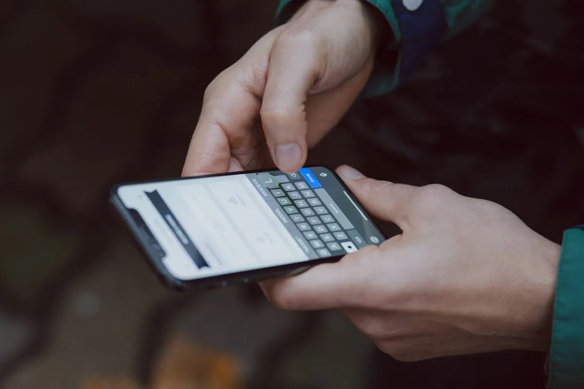 A person types on a phone on April 26, 2022 (Unsplash).