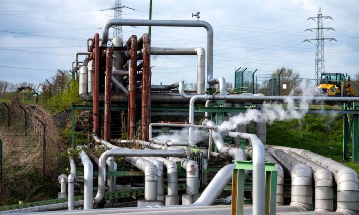 2022 年 3 月 8 日，德国西部盖尔森基兴的 BP Gelsenkirchen GmbH 的 Ruhr Oel 炼油厂的供应管道视图。（Ina Fassbender/AFP via Getty Images）