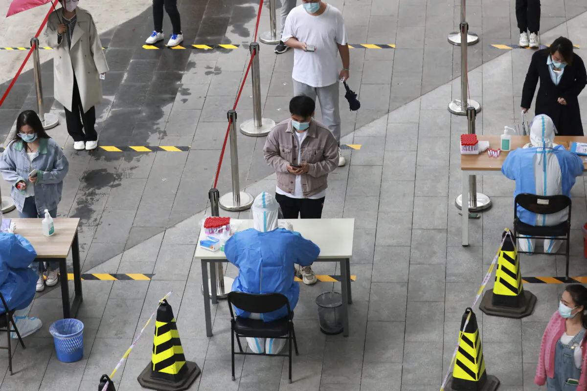 People waiting in line for nucleic acid testing at a business center in Chaoyang District on April 27, 2022 in Beijing, China. (Lintao Zhang/Getty Images)