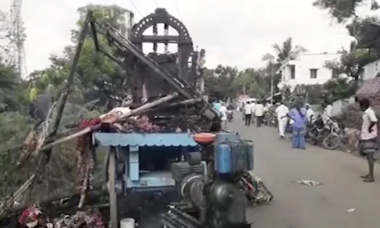 11 Die When Truck Hits Power Line at Hindu Festival in India