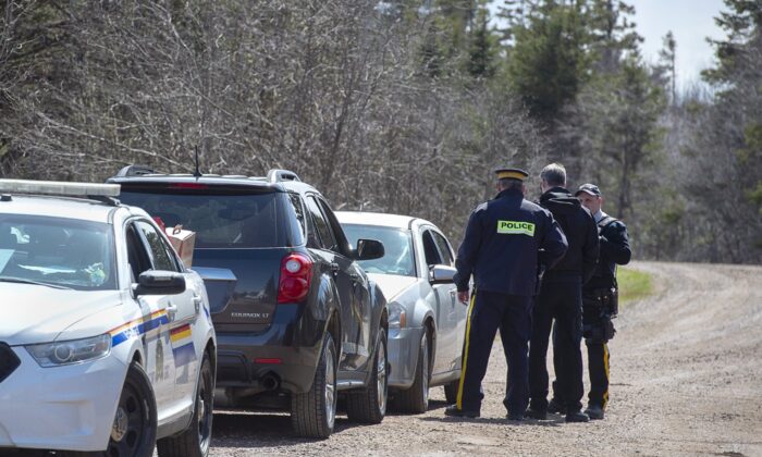RCMP officers maintain a checkpoint on a road Portapique, N.S. on April 22, 2020. (The Canadian Press/Andrew Vaughan)
