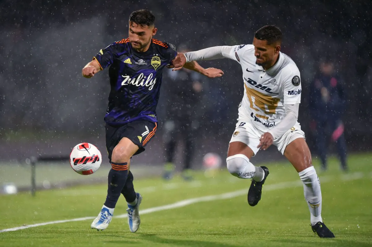 Pumas' Brazilian player Higor Meritao (R) vies for the ball with Cristian Roldan (L) of the Seattle Sounders during their first leg CONCACAF Champions League final match at the Olimipico Universitario, in Mexico City, on April 27, 2022. (Alfredo Estrella/Getty Images)