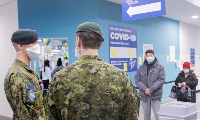加拿大武装部队成员于 2022 年 1 月 16 日在蒙特利尔的一个 COVID-19 疫苗接种点展示，因为加拿大的 COVID-19 大流行仍在继续。  （加拿大媒体/格雷厄姆休斯）