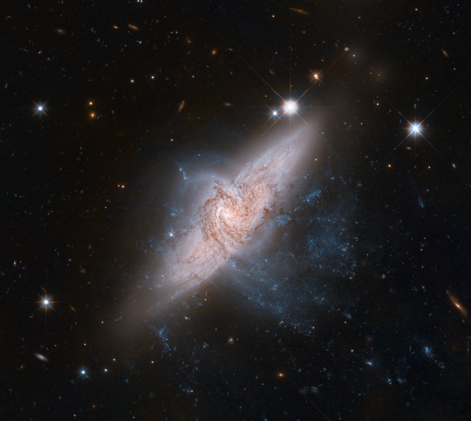 Kính viễn vọng Không gian Hubble của NASA / ESA vào tháng 6/2012 đã chụp được một hình ảnh cực kỳ chi tiết về một cặp thiên hà chồng lên nhau được gọi là NGC 3314, mặc dù có vẻ như va chạm nhưng thực tế lại cách nhau hàng chục triệu năm ánh sáng. (Ảnh của NASA, ESA, Di sản Hubble (STScI / AURA) -ESA / Hubble Collaboration và W. Keel (Đại học Alabama) / CC BY 4.0)