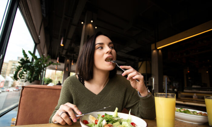 Here's How the Body Reacts to One-Off Overeating–New Research