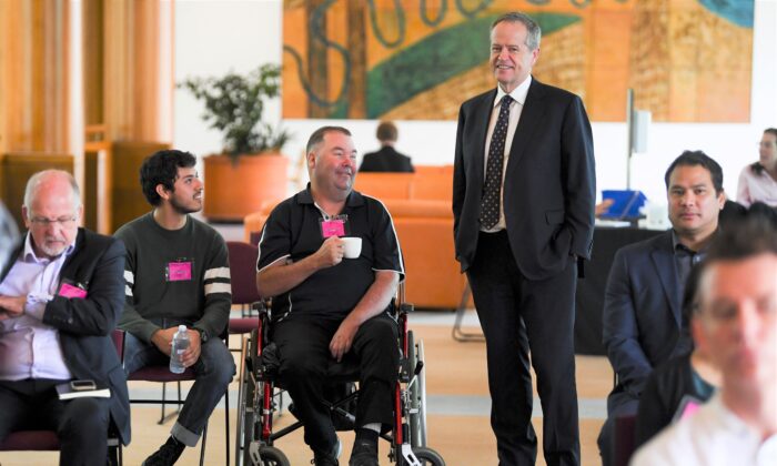 工党影子 NDIS 部长 Bill Shorten 于 2020 年 12 月 3 日在澳大利亚堪培拉国会大厦举行的国际残疾人日庆祝活动中与参与者交谈。(AAP Image/Lukas Coch)