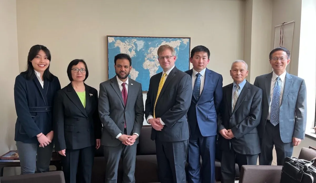 Rashad Hussain, U.S. Ambassador-at-Large for International Religious Freedom, meets representatives of the spiritual discipline Falun Gong in Washington, on April 25, 2022. (Courtesy of Minghui.org)