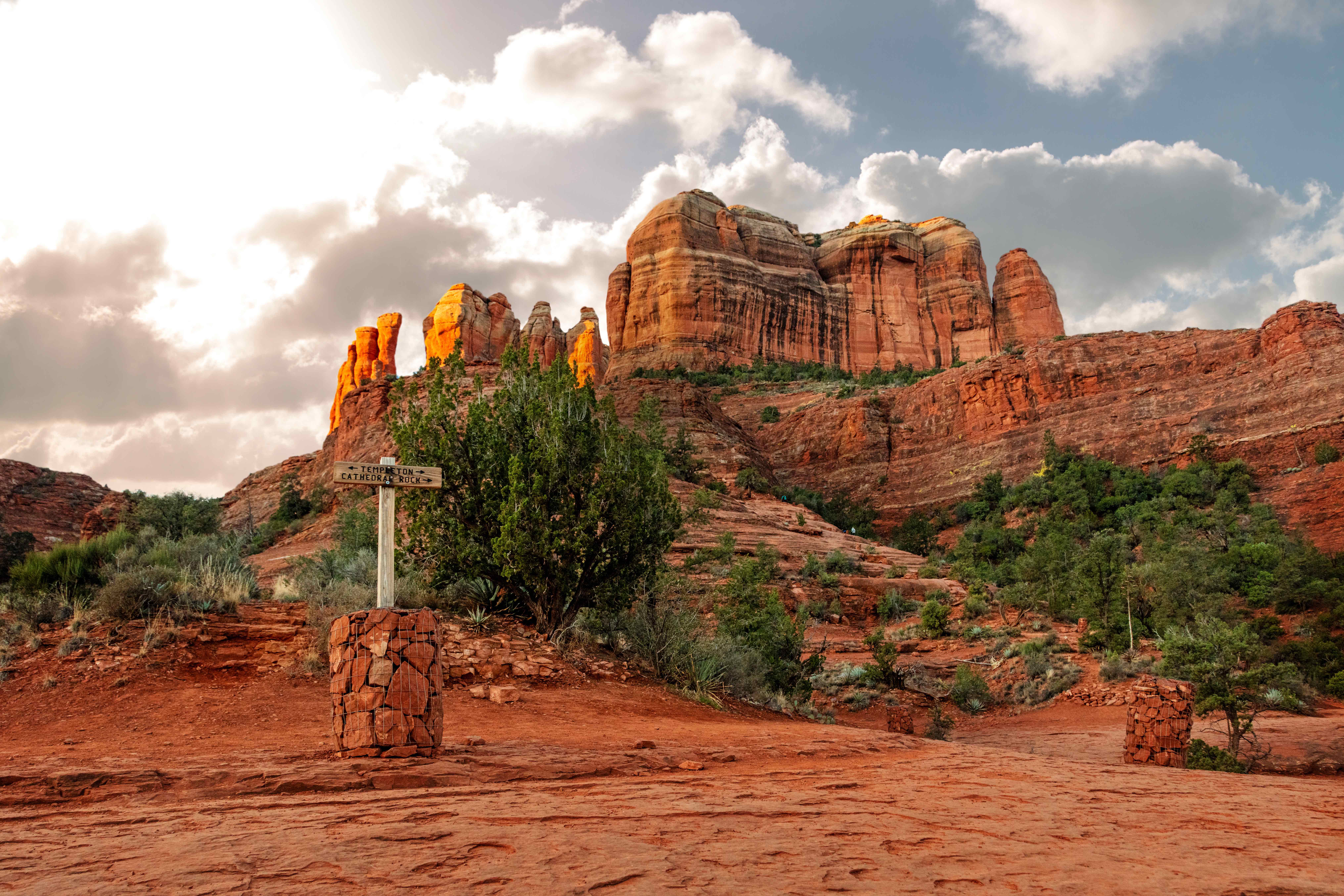 Cathedral Rock and Templeton hiking trails in the red rock mountains of Sedona, Arizona USA.