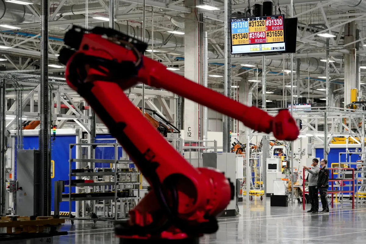The manufacturing floor at the opening of a Mercedes-Benz electric vehicle Battery Factory, marking one of only seven locations producing batteries for their fully electric Mercedes-EQ models, in Woodstock, Ala., March 15, 2022. (Elijah Nouvelage/File Photo/Reuters)