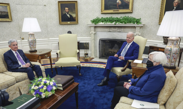 U.S. President Joe Biden meets with Federal Reserve Chairman Jerome Powell and Treasury Secretary Janet Yellen in the Oval Office at the White House in Washington on May 31, 2022. (Kevin Dietsch/Getty Images)